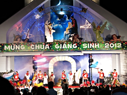 Người[-]xe[-]rủ[-]nhau[-]xuống[-]phố[-]ở[-]Hội[-]An(Quảng[-]Nam)[-]trong[-]đêm